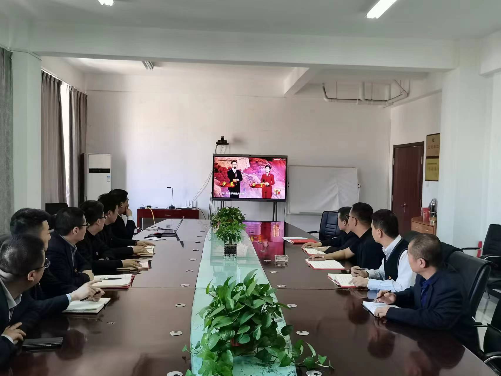 图1：组织党员干部观看《榜样7》   尚波波提供.jpg
