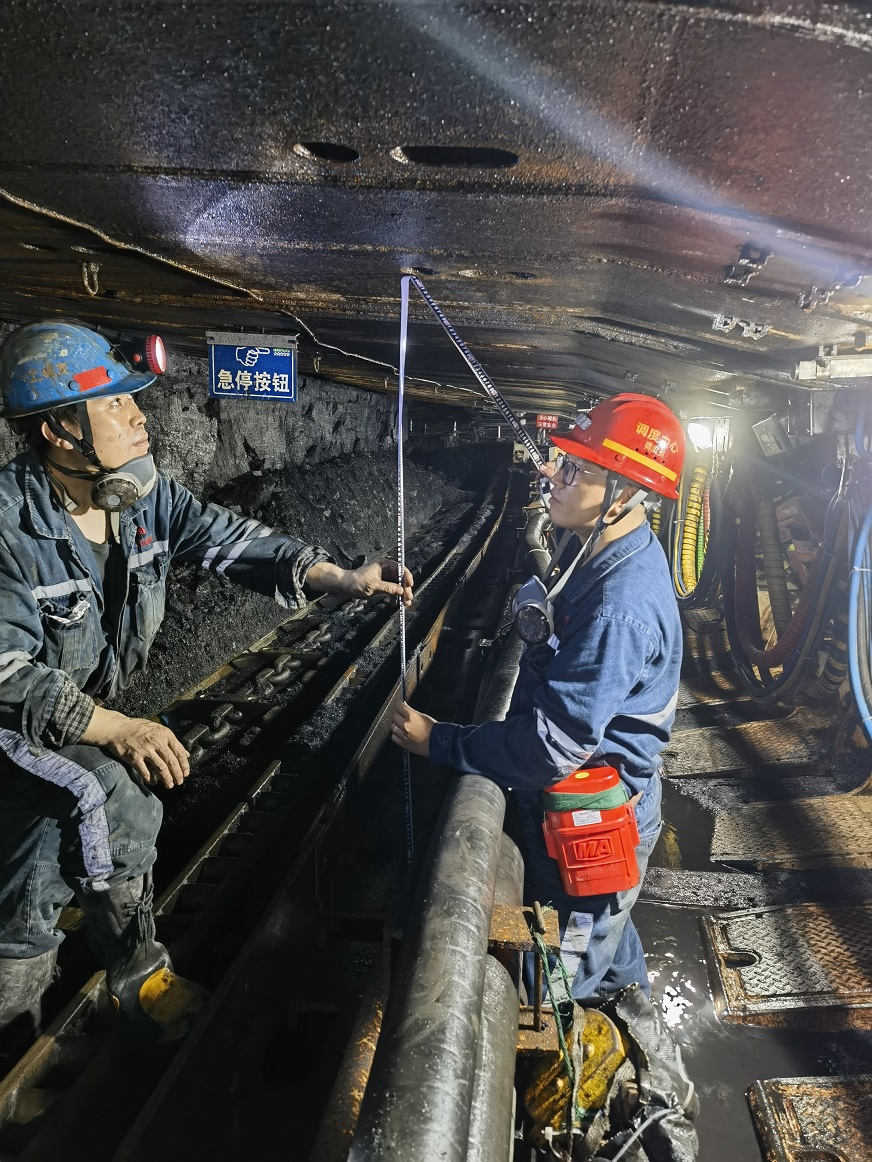 1723769920781507.jpeg 综采工作面测量采高 调度信息中心 惠炜 提供.jpg